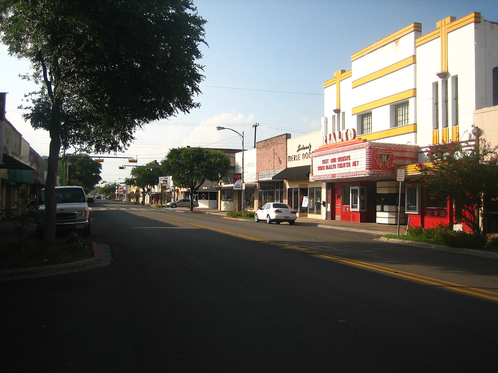 100 North block of Washington Street, Beeville, Texas. At right, the Rialto Theater.