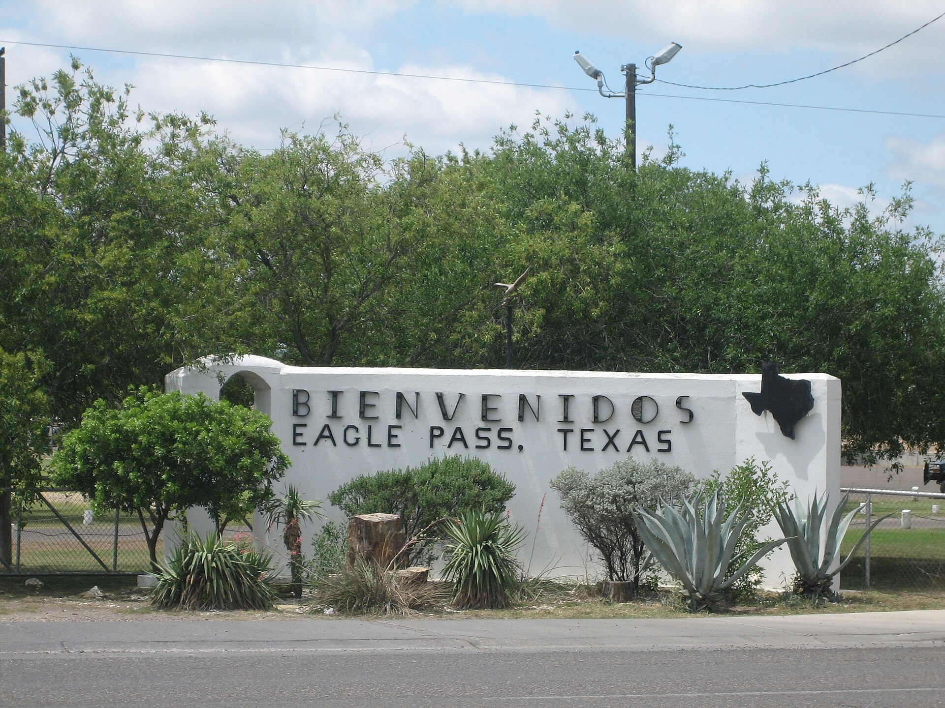 I took photo on May 17, 2009.Billy Hathorn (talk) 23:46, 17 May 2009 (UTC) — Eagle Pass, Texas