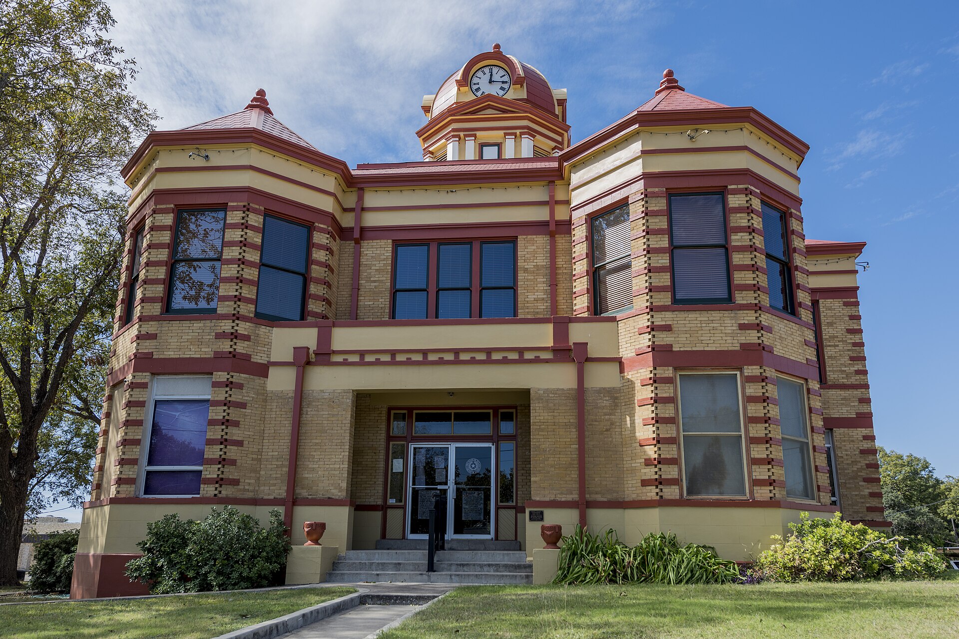 This is a photograph of the Kinney County, Texas courthouse taken in November 2019.