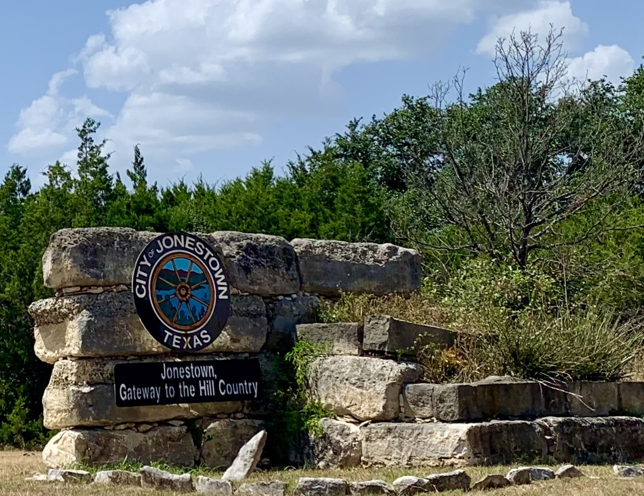 Welcome sign for Jonestown, tec — Texas