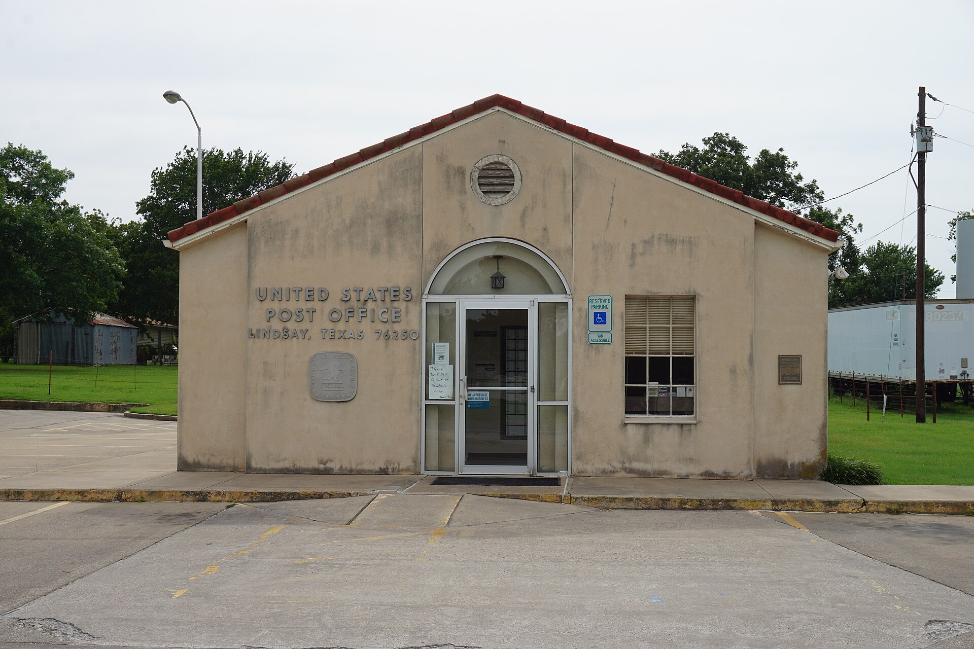The United States Post Office in Lindsay, Texas (United States).