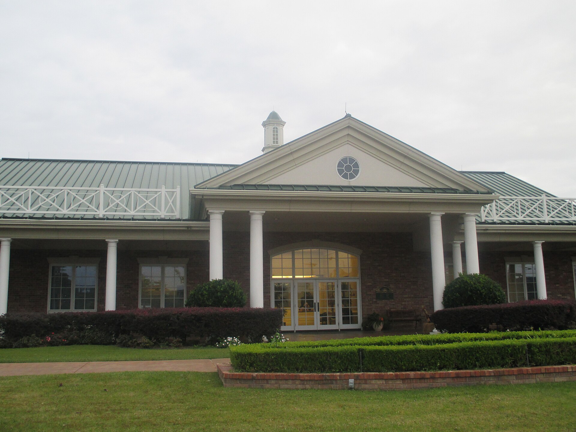 I took photo with Canon camera of Livingston, TX, City Hall. The previous picture should be deleted. — Texas