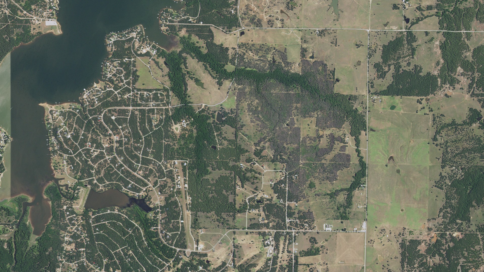 Natural-color aerial photograph of land around Nocona Hills, Texas