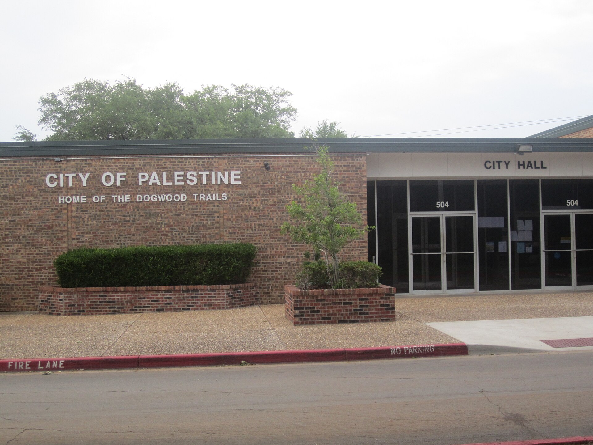 I took photo with Canon camera of city hall in Palestine, TX. — Texas