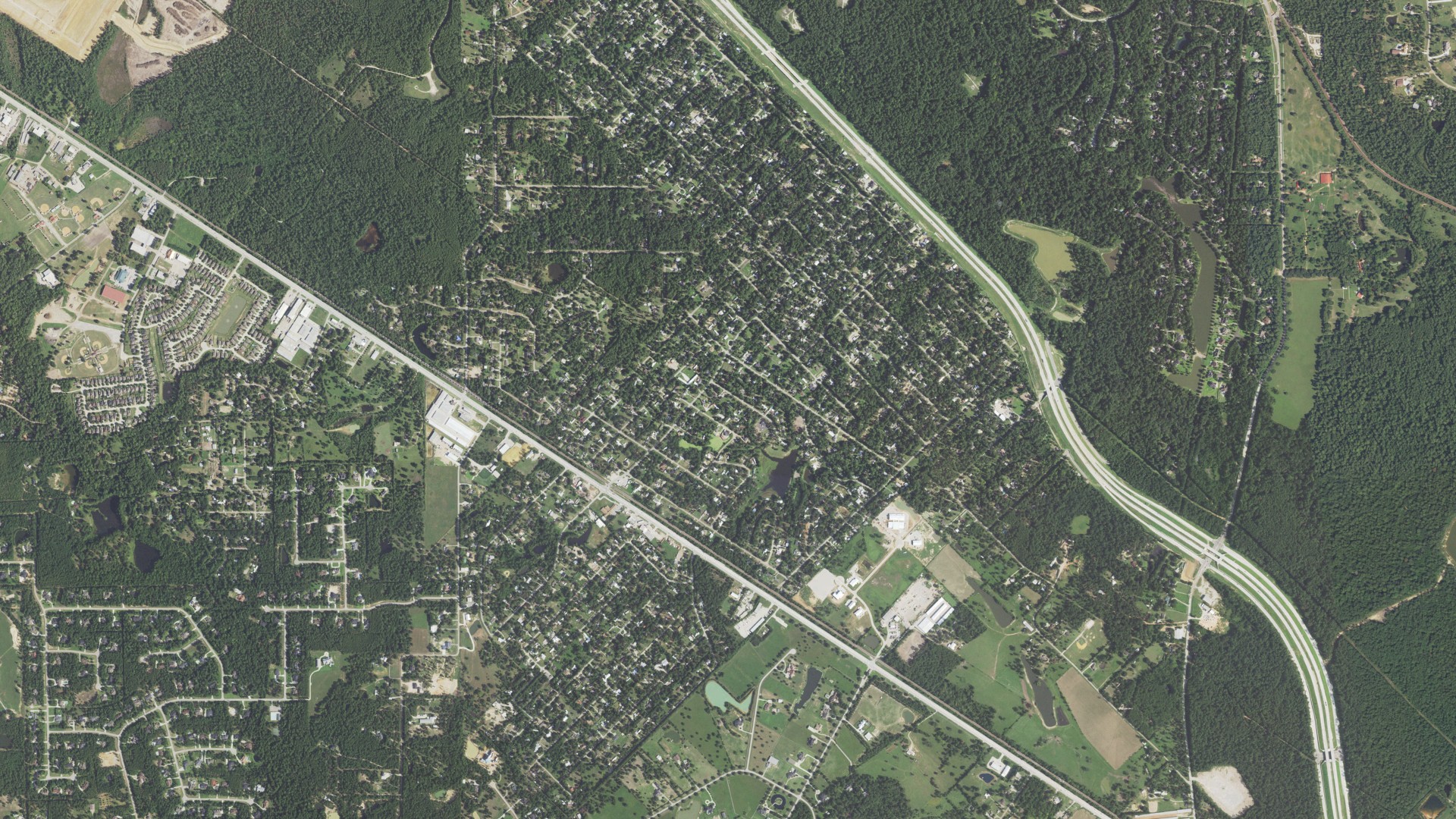 Natural-color aerial photograph of land around Pinehurst, Texas