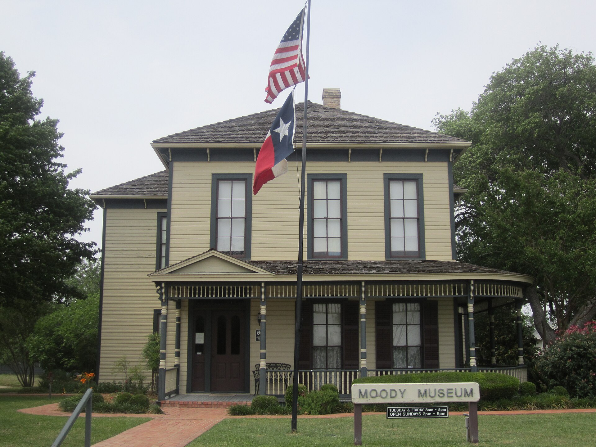 I took photo with Canon camera n Taylor, TX, using a Canon camera: Moody Museum, home of former Governor Dan Moody. — Texas