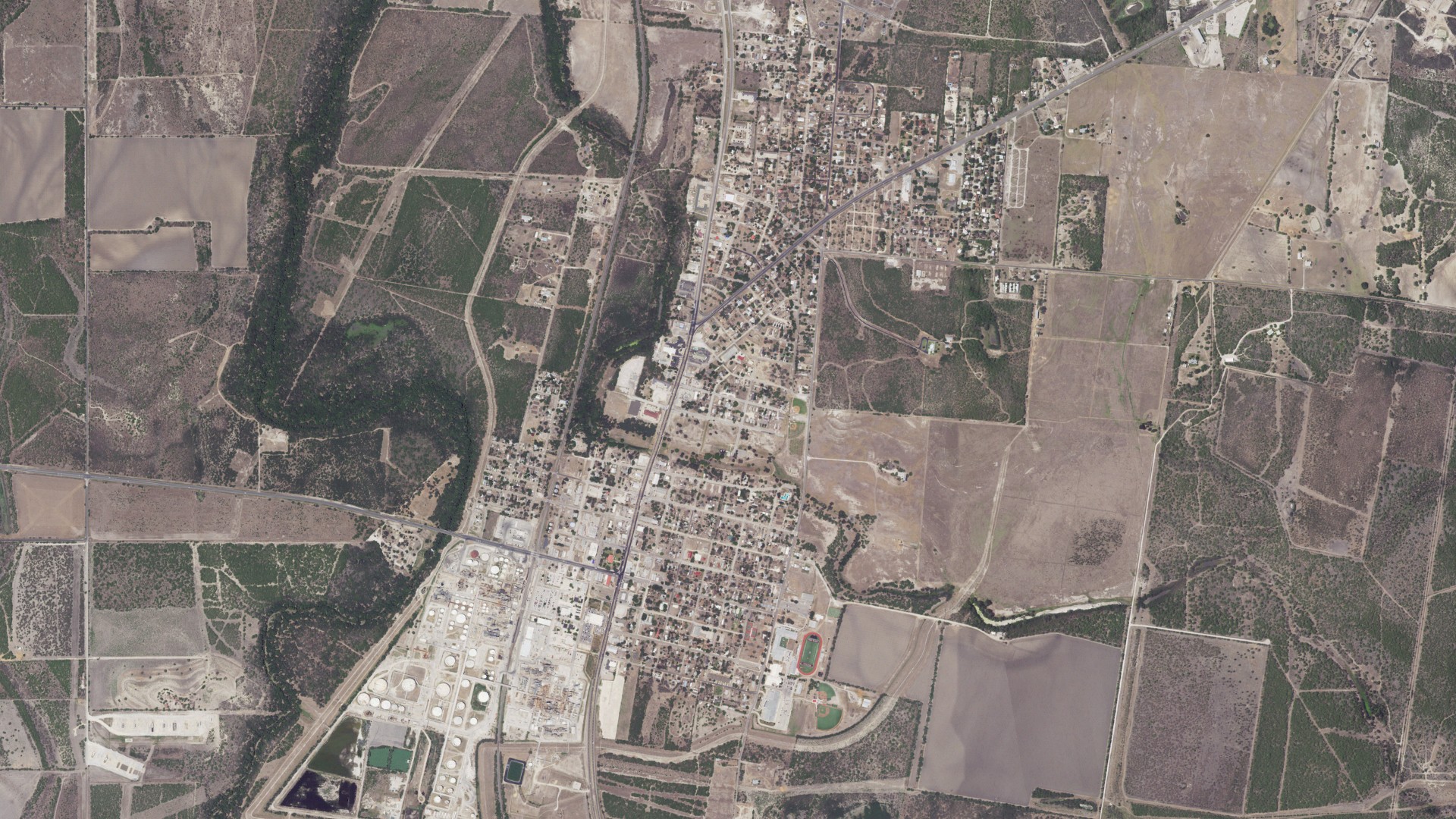 Natural-color aerial photograph of land around Three Rivers, Texas