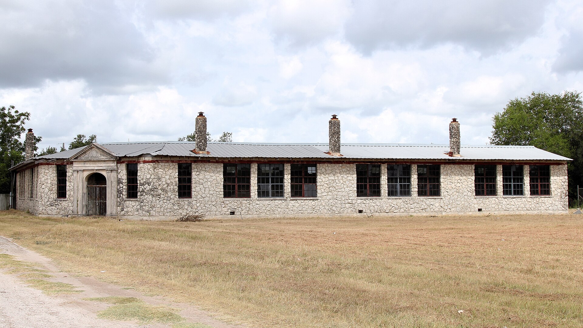 The Works Progress Administration constructed the former Tuleta Grade School building between 1938 and 1940 in Tuleta, Texas, United States.