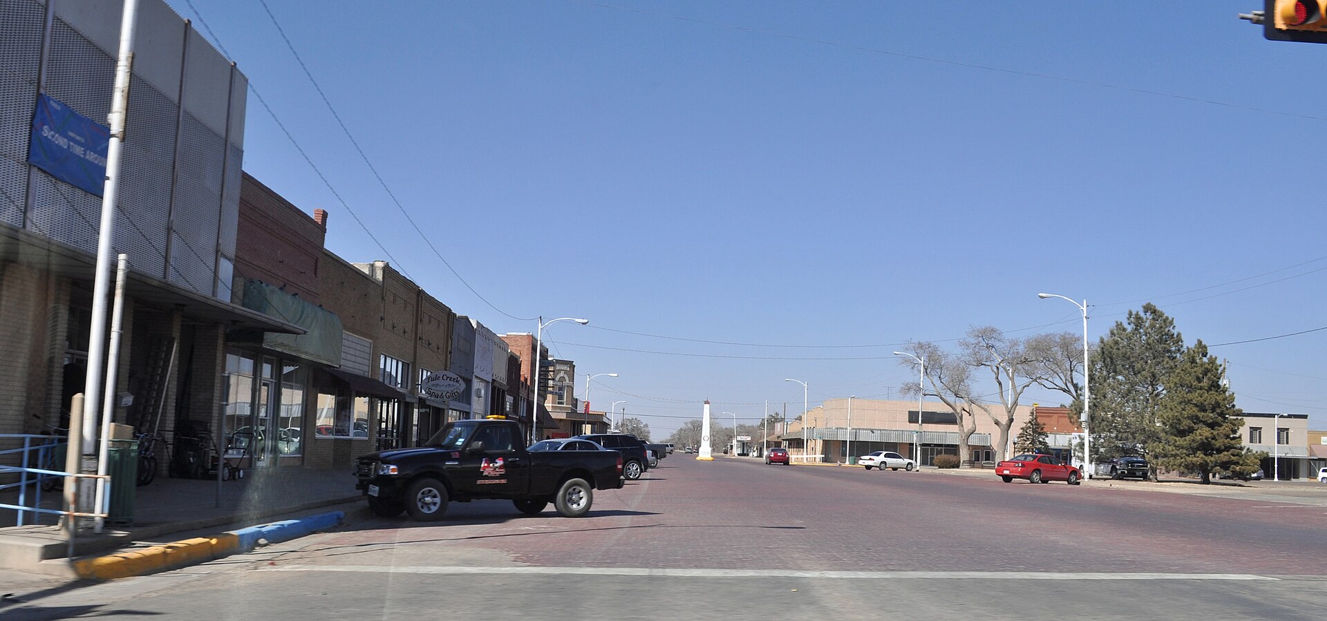 Downtown Tulia, Texas looking north onto Maxwell Avenue from 2nd Street (Texas state highway 86).