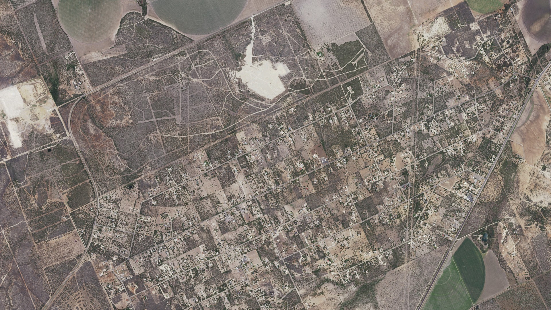 Natural-color aerial photograph of land around Uvalde Estates, Texas