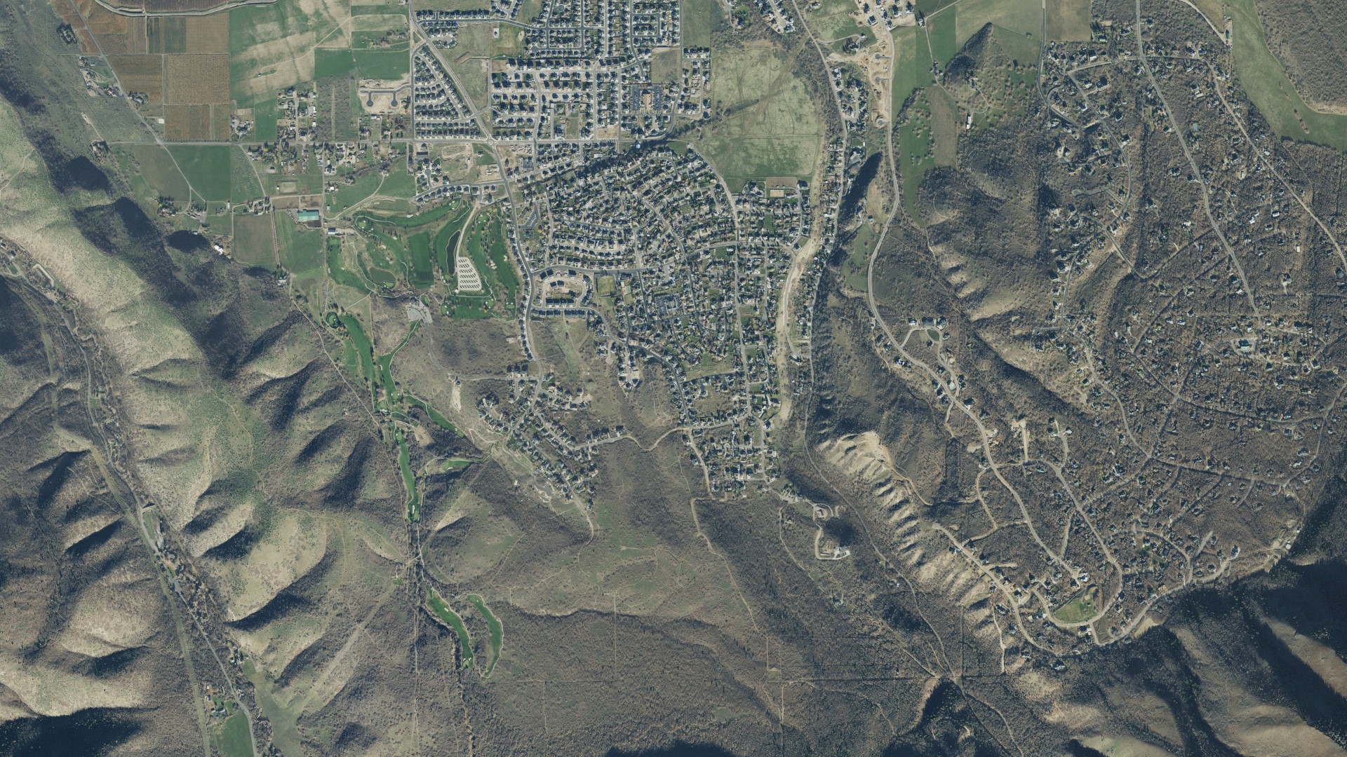 Natural-color aerial photograph of land around Elk Ridge, Utah