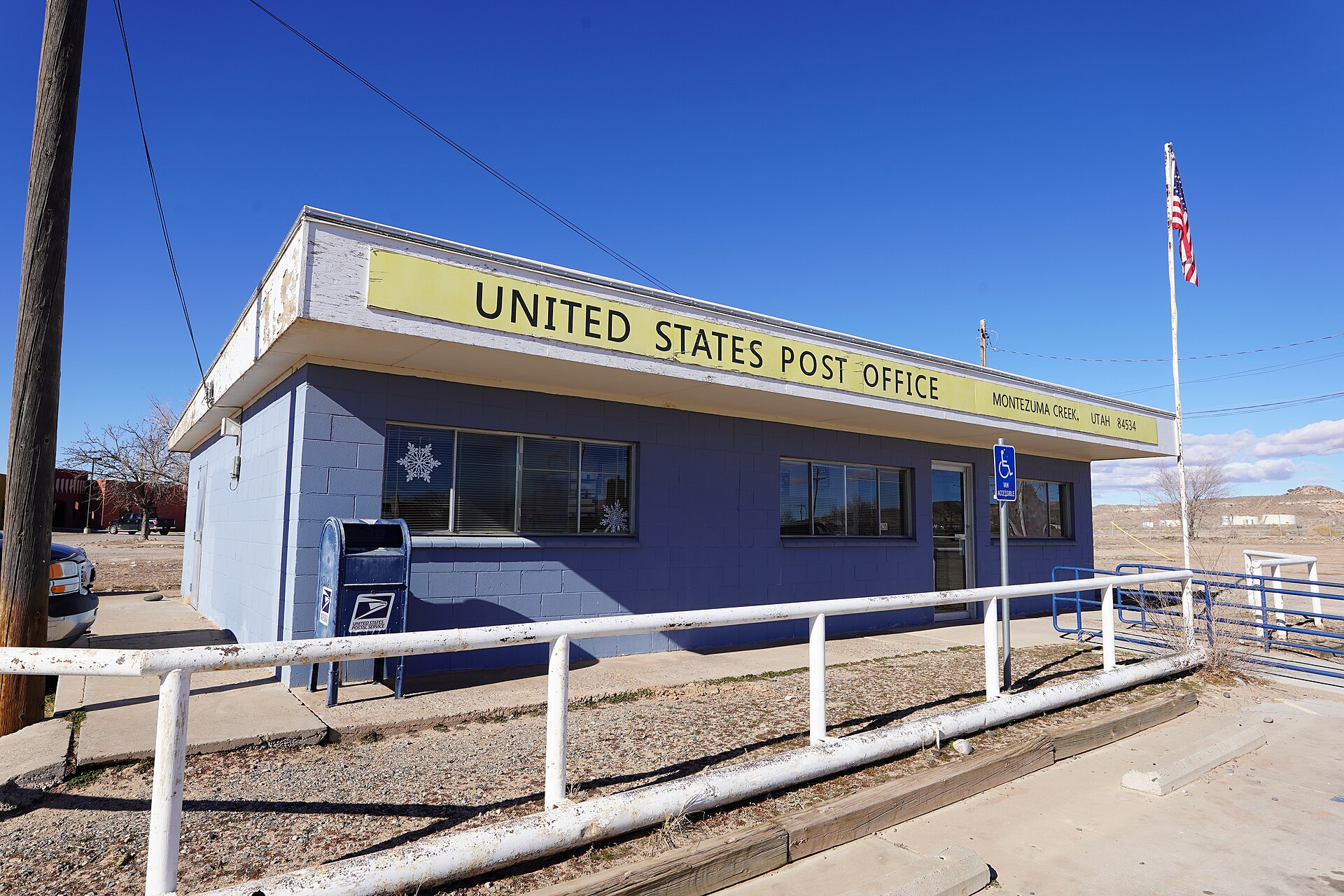Image is of the United States Post Office for Montezuma Creek, Utah. Photograph taken on 2019-01-24T20ː41ː06Z.