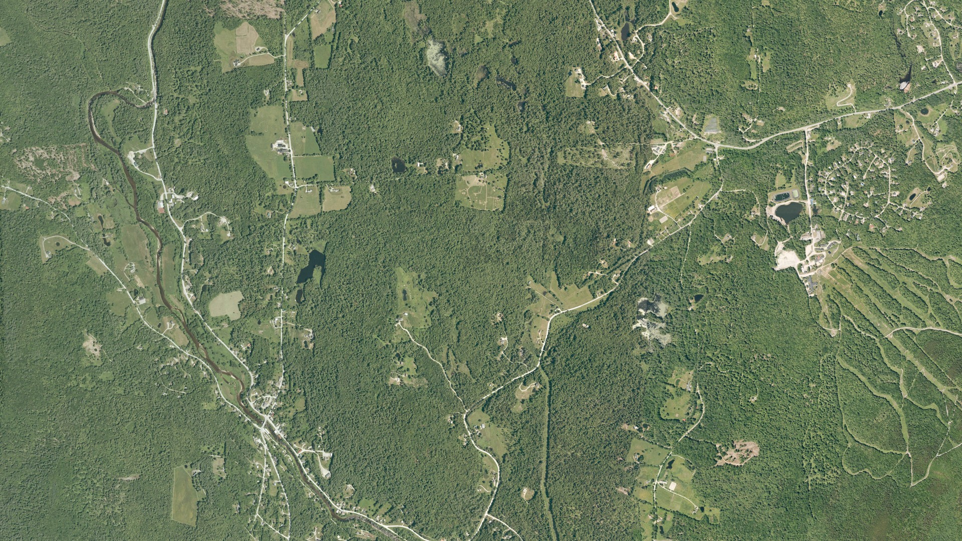 Natural-color aerial photograph of land around Londonderry, Vermont