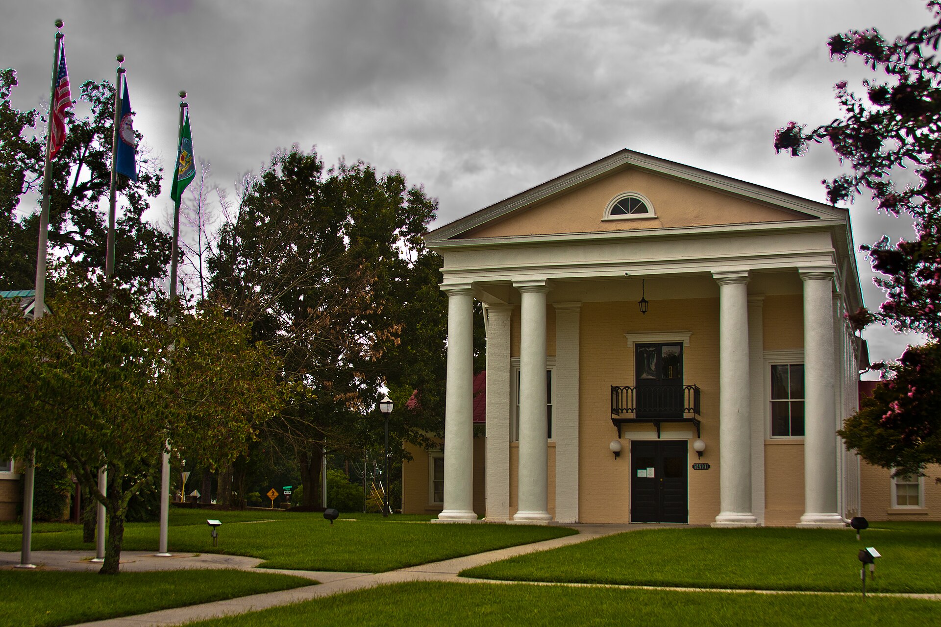 Dinwiddie County Court HouseDinwiddie County Courthouse, Virginia - front view with flags on left side