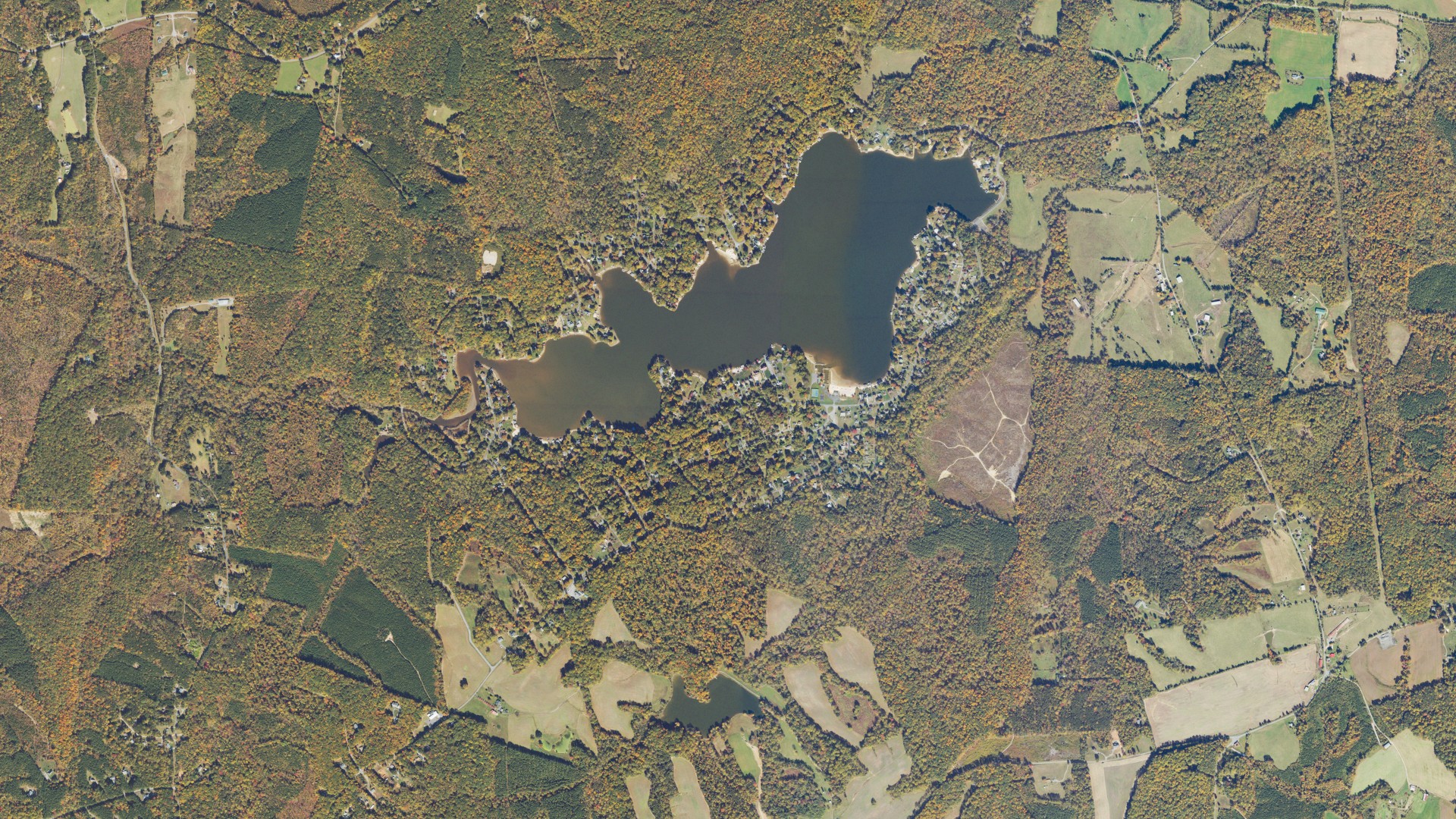 Natural-color aerial photograph of land around Blue Ridge Shores, Virginia