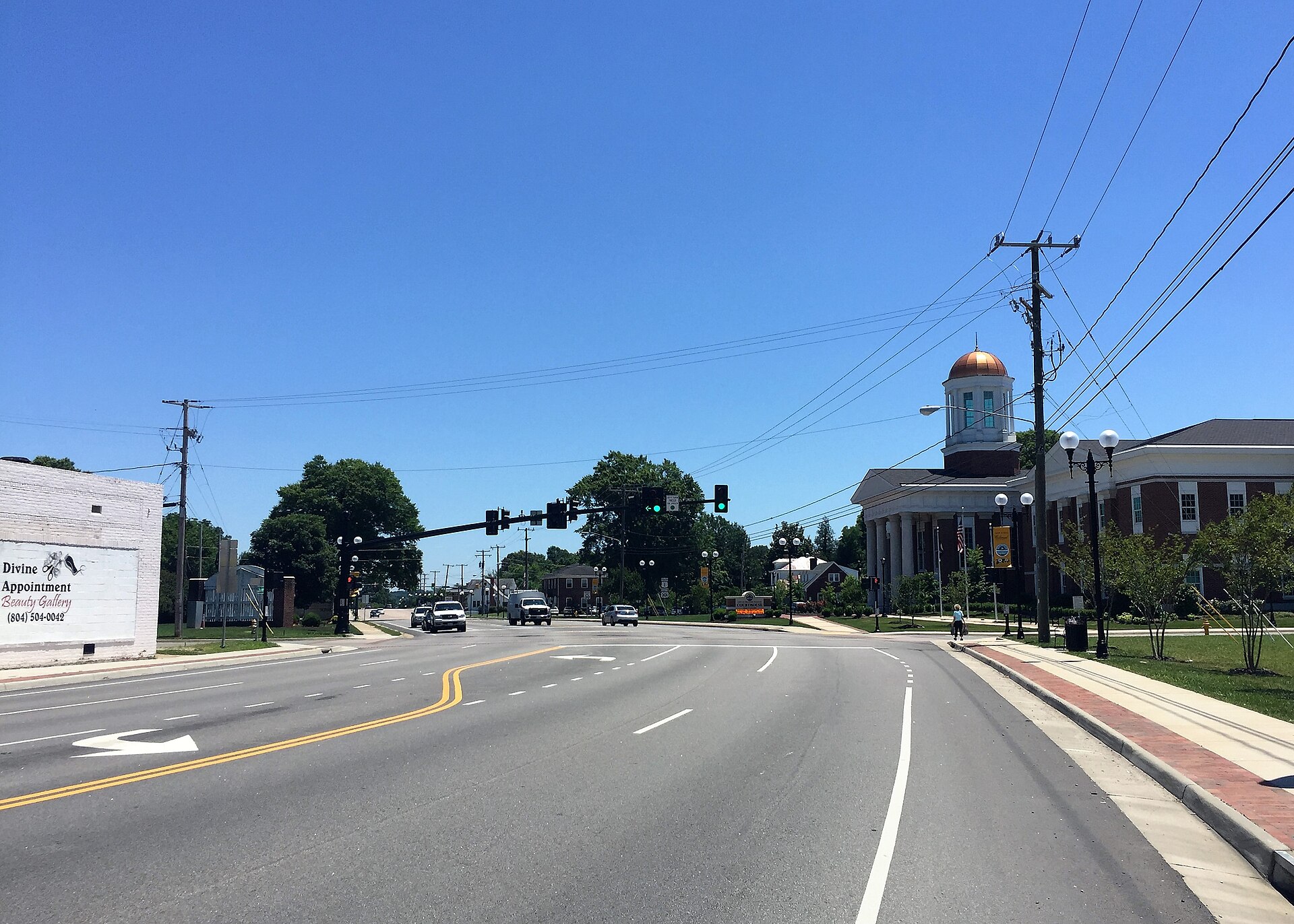 A view of the Colonial Heights Boulevard, with the courthouse on the right — Virginia