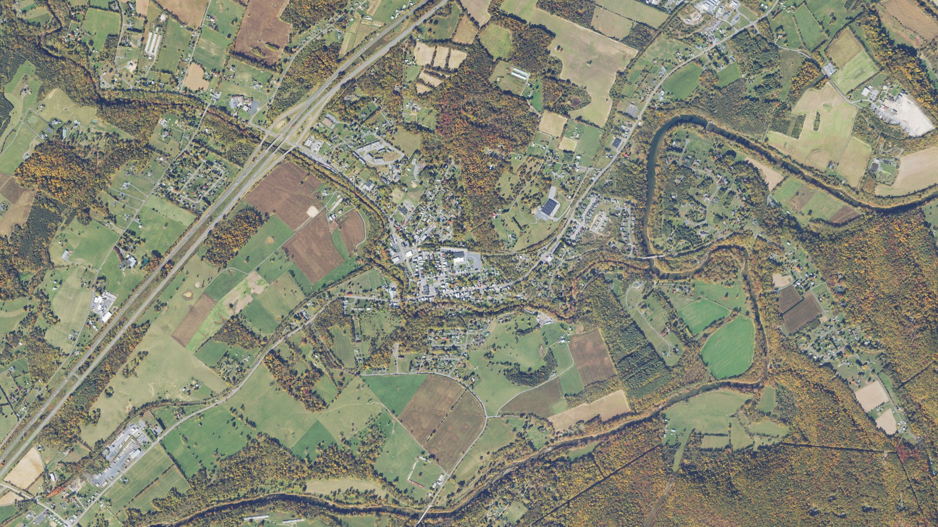 Natural-color aerial photograph of land around Edinburg, Virginia