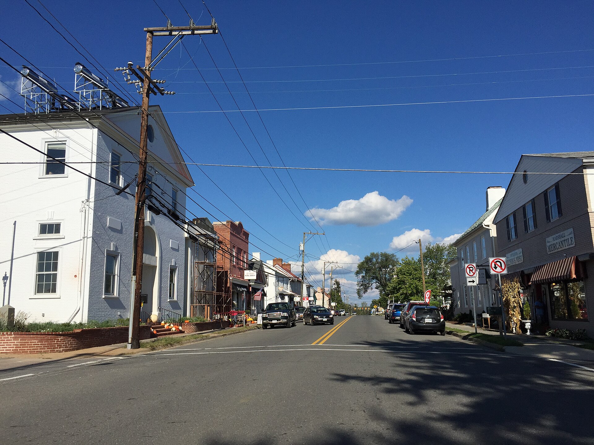 View south along U.S. Route 17 Business and east along Virginia State Route 55 (Main Street) at Frost Street in Marshall, Fauquier County, Virginia