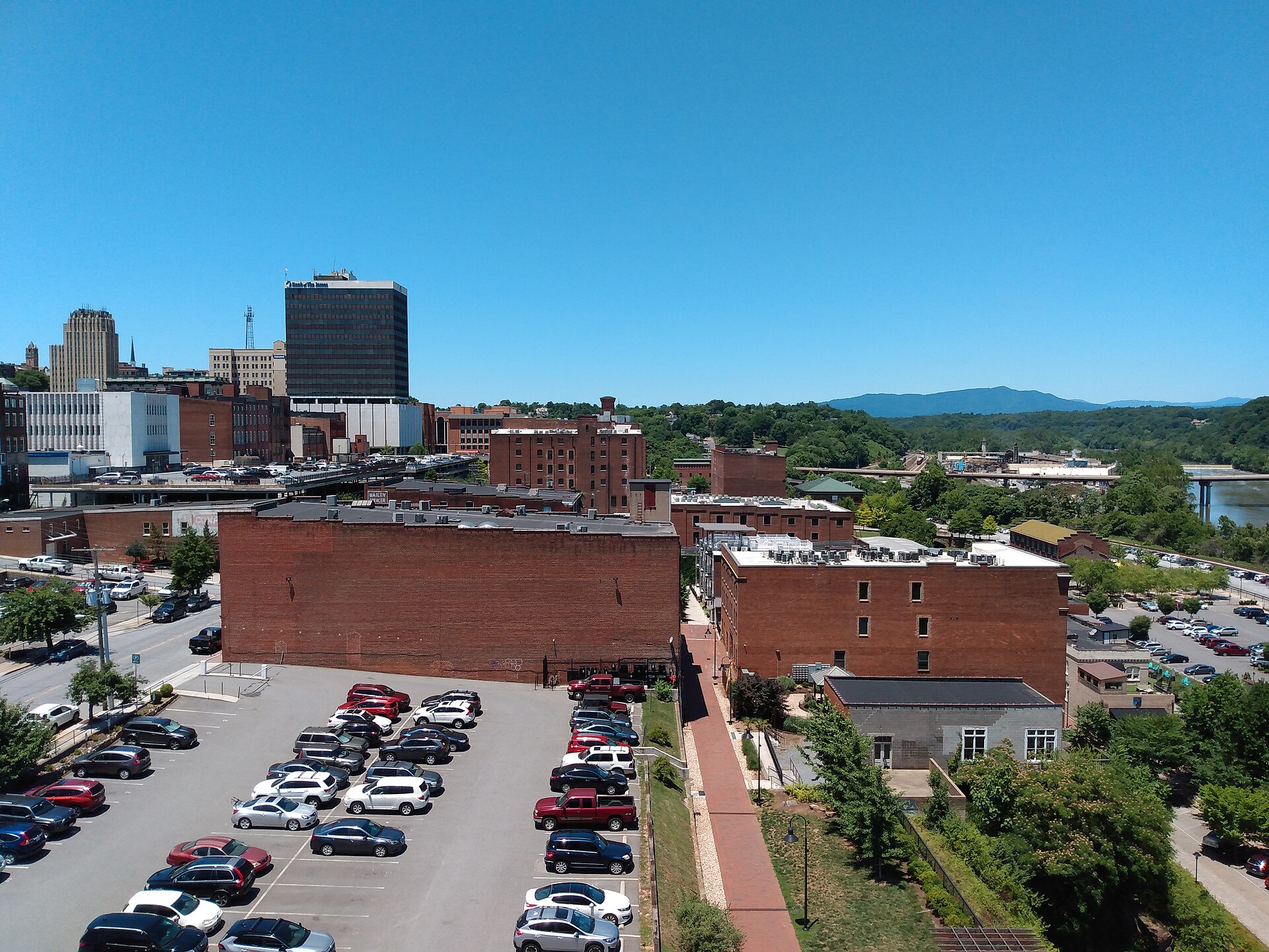 Skyline view of a small American city. A mountain is in the background. — Lynchburg city, Virginia