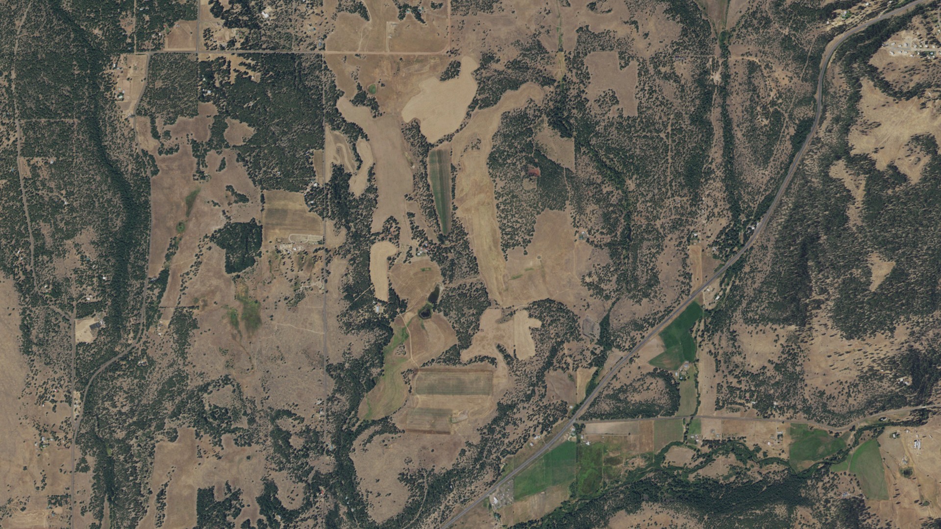 Natural-color aerial photograph of land around Klickitat County, Washington