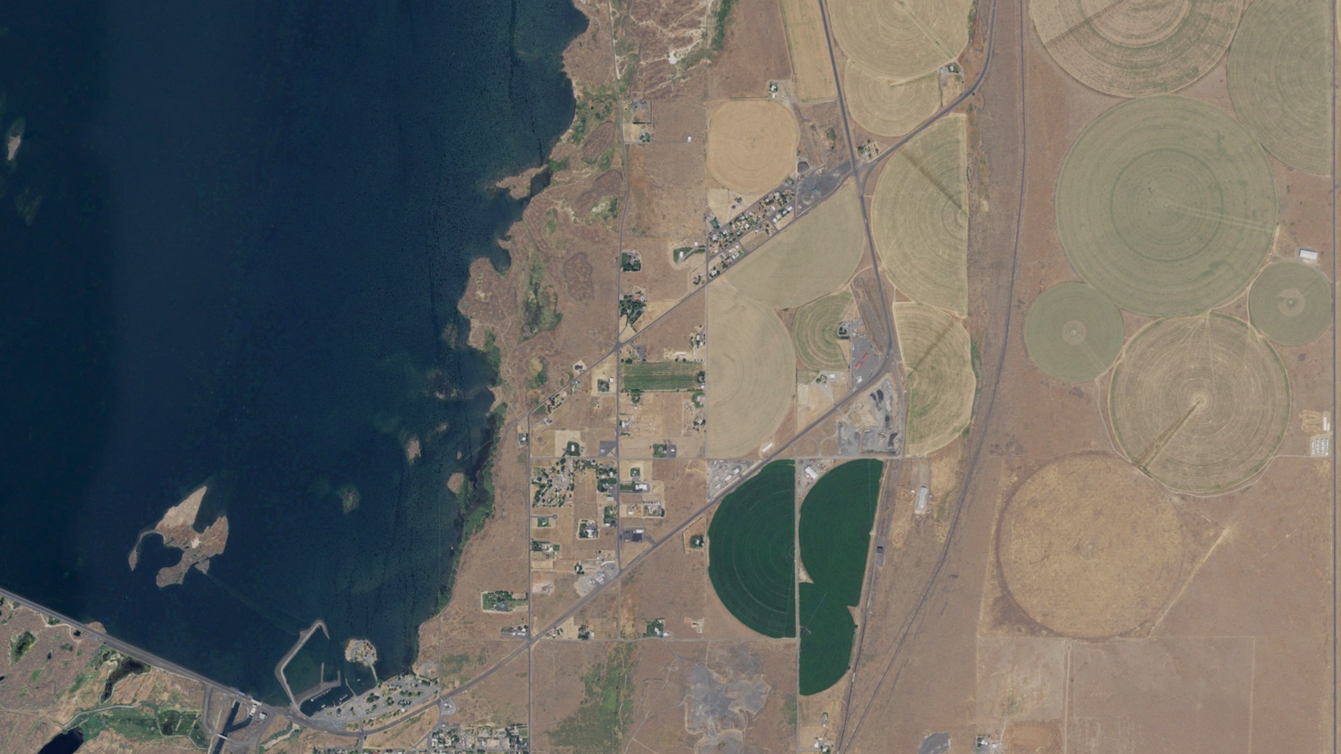 Natural-color aerial photograph of land around Banks Lake South, Washington