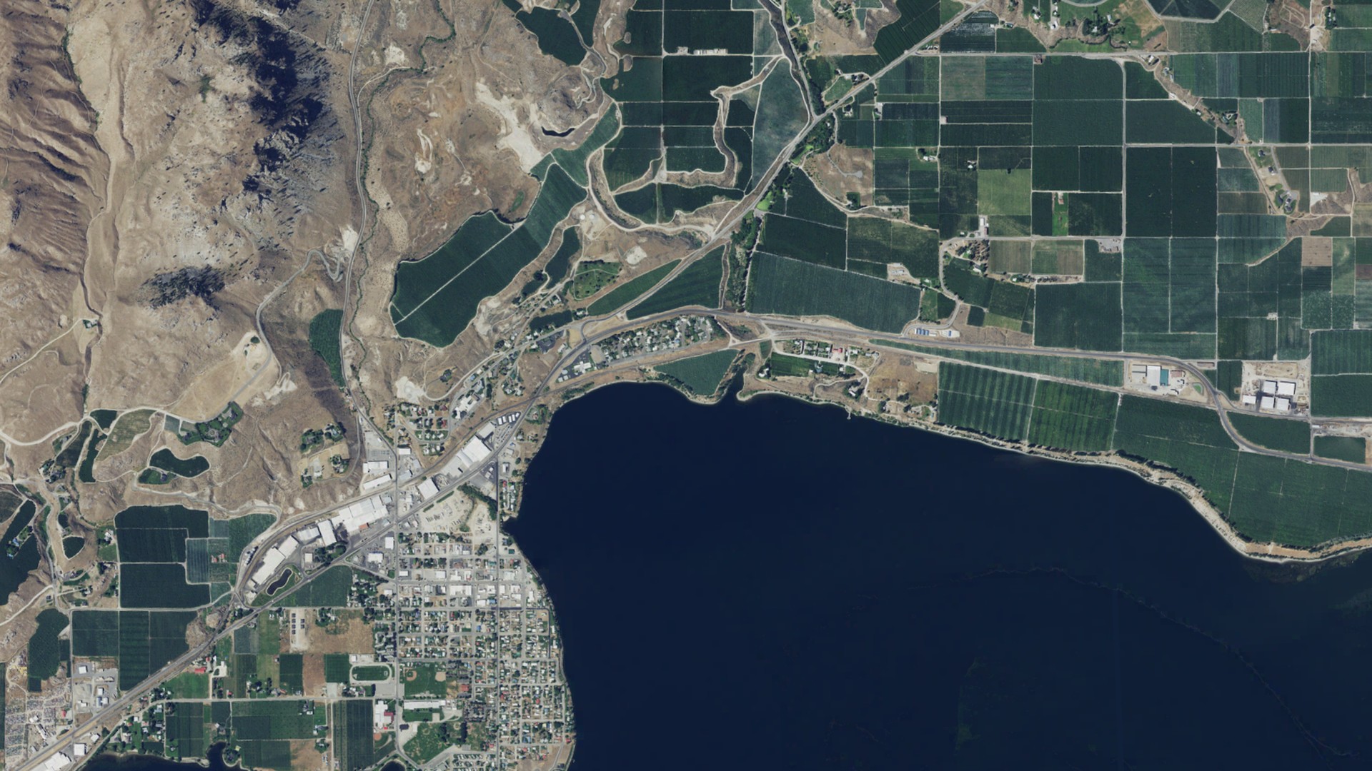 Natural-color aerial photograph of land around Brewster, Washington