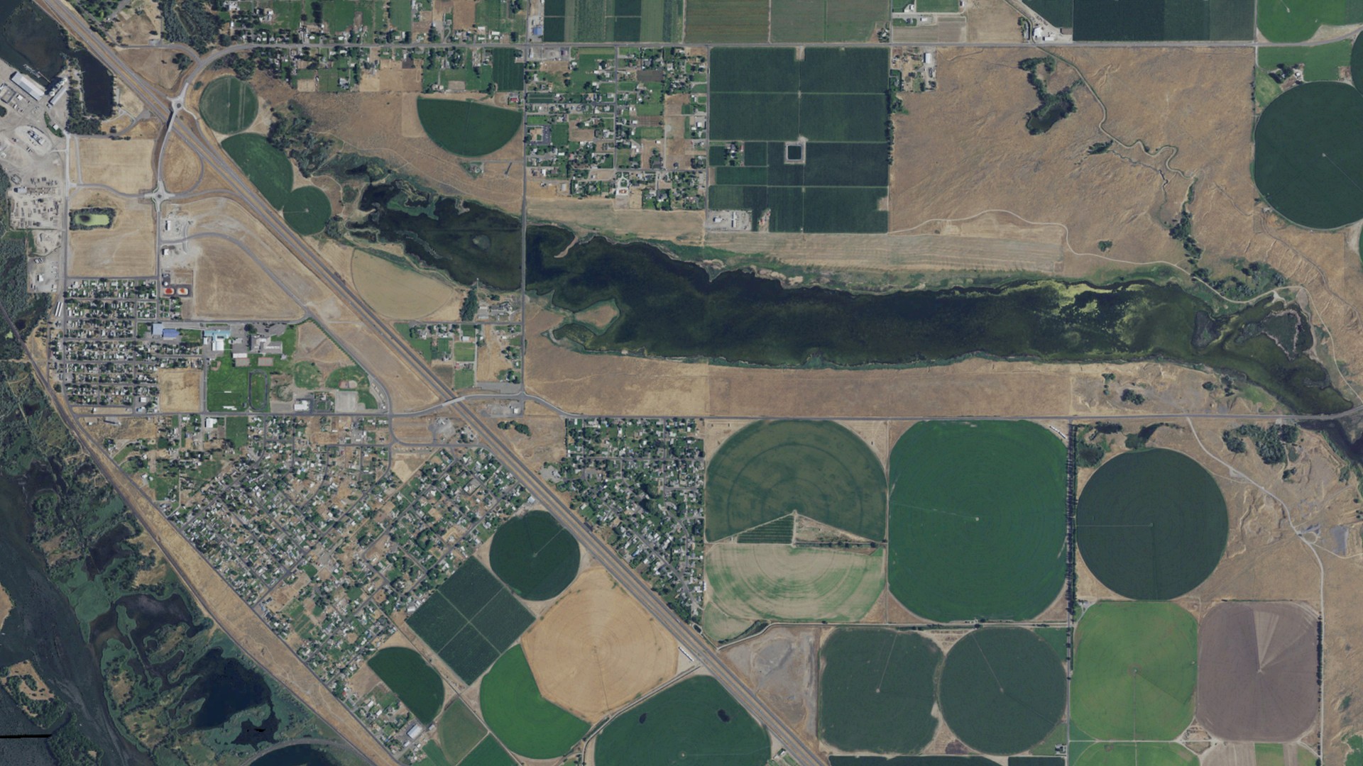 Natural-color aerial photograph of land around Burbank, Washington