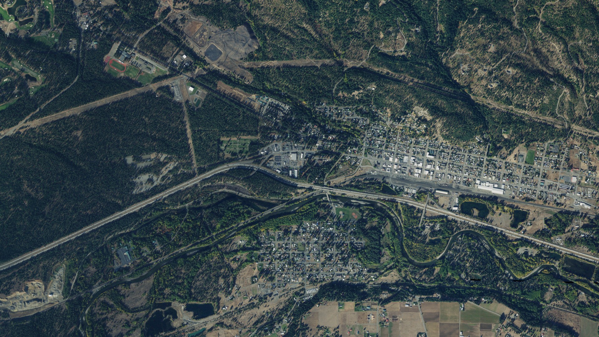 Natural-color aerial photograph of land around Cle Elum, Washington