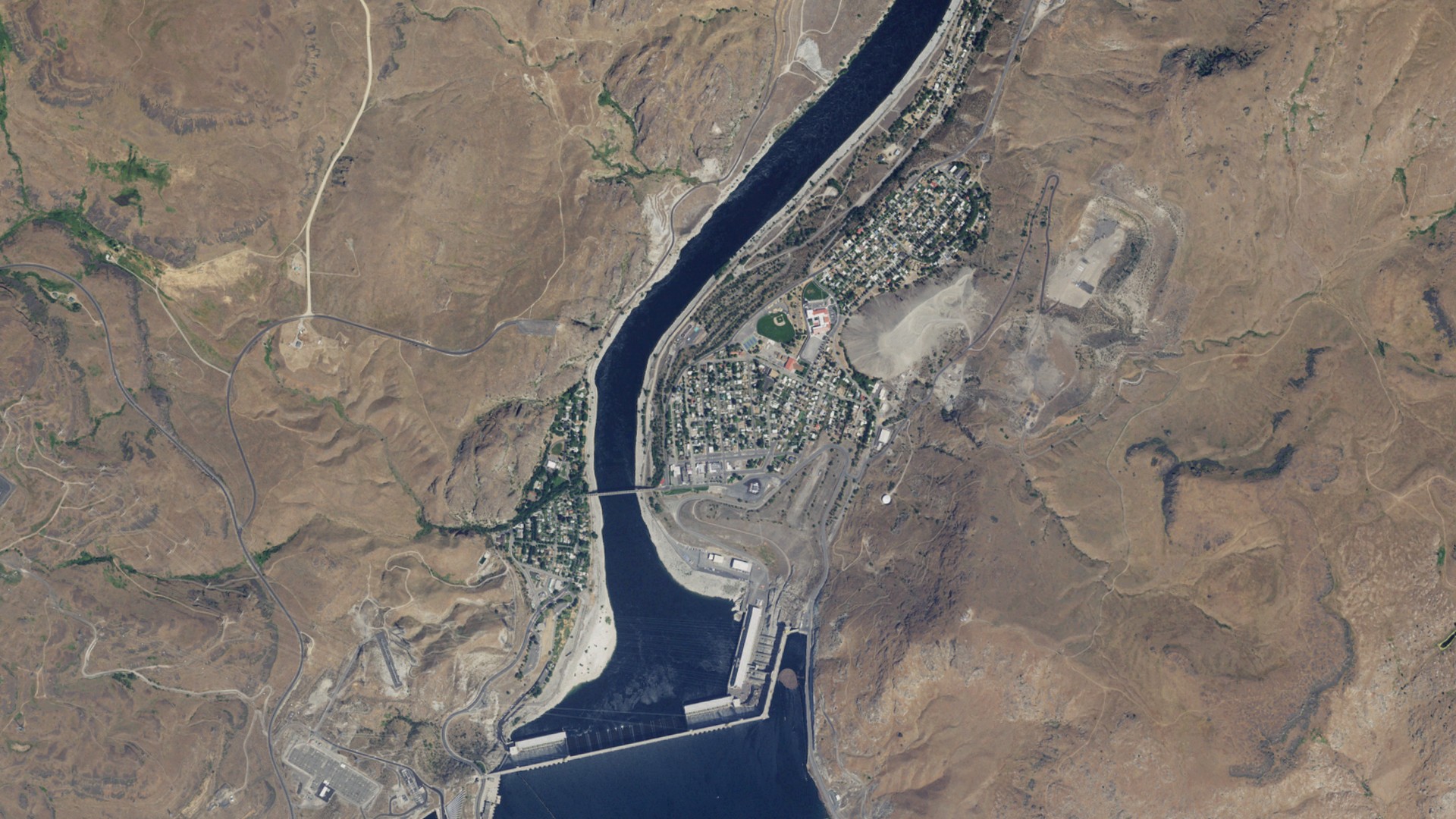 Natural-color aerial photograph of land around Coulee Dam, Washington