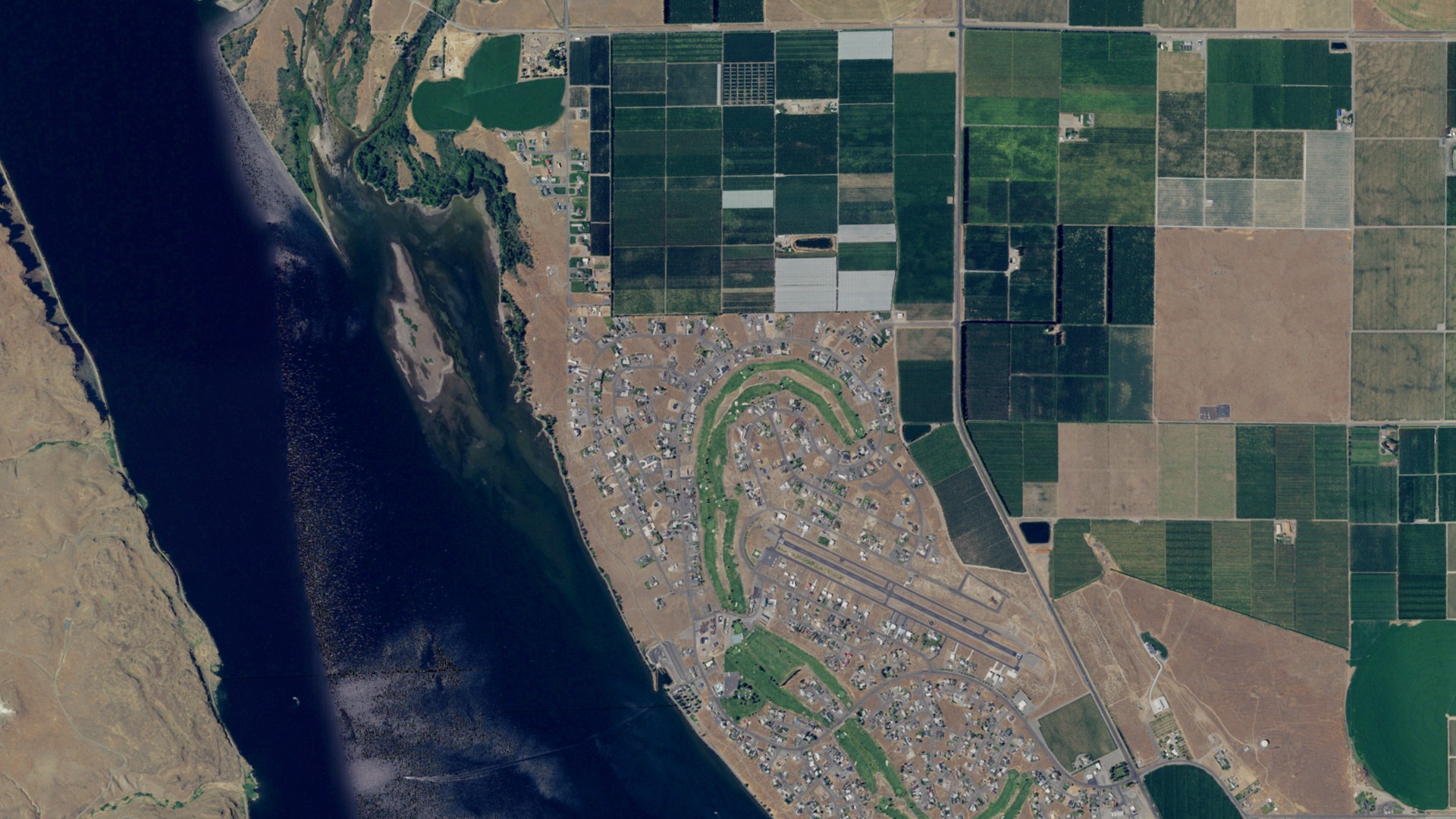 Natural-color aerial photograph of land around Desert Aire, Washington
