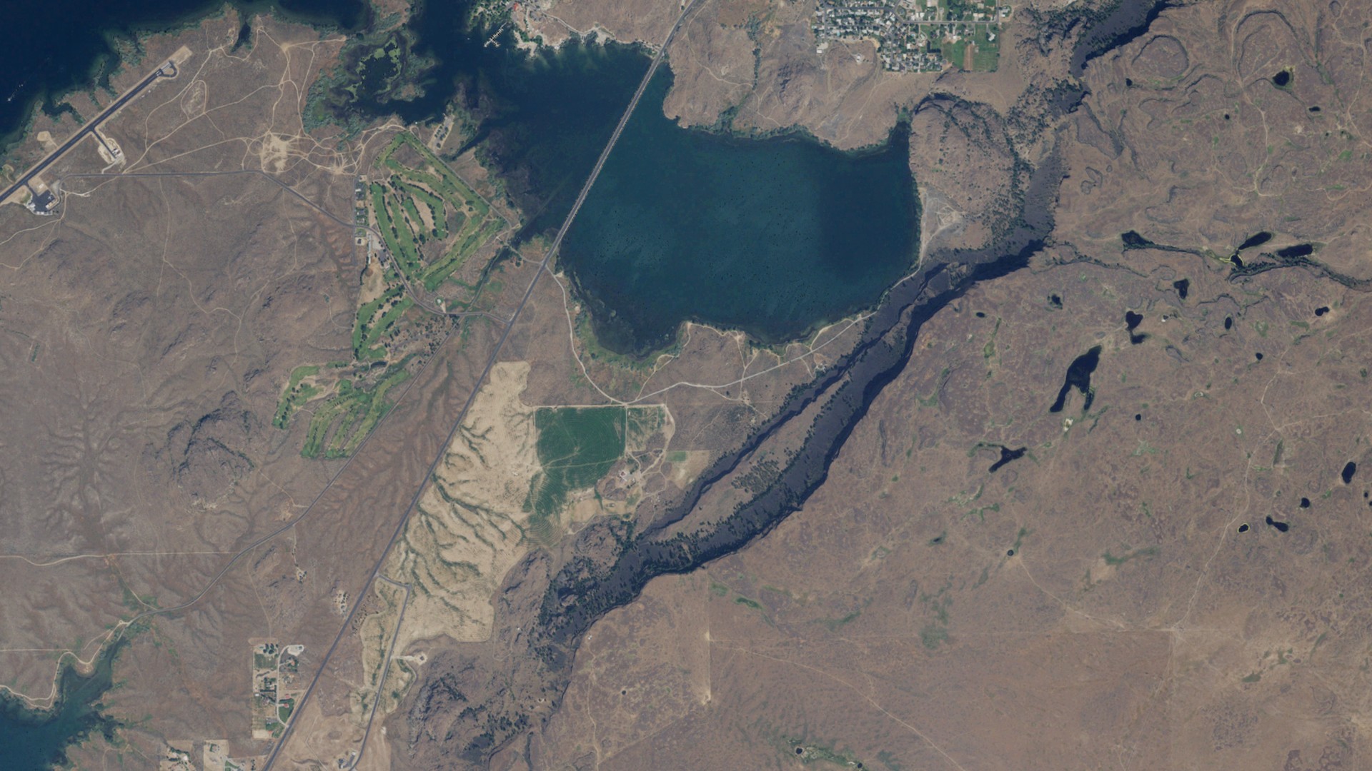 Natural-color aerial photograph of land around Electric City, Washington