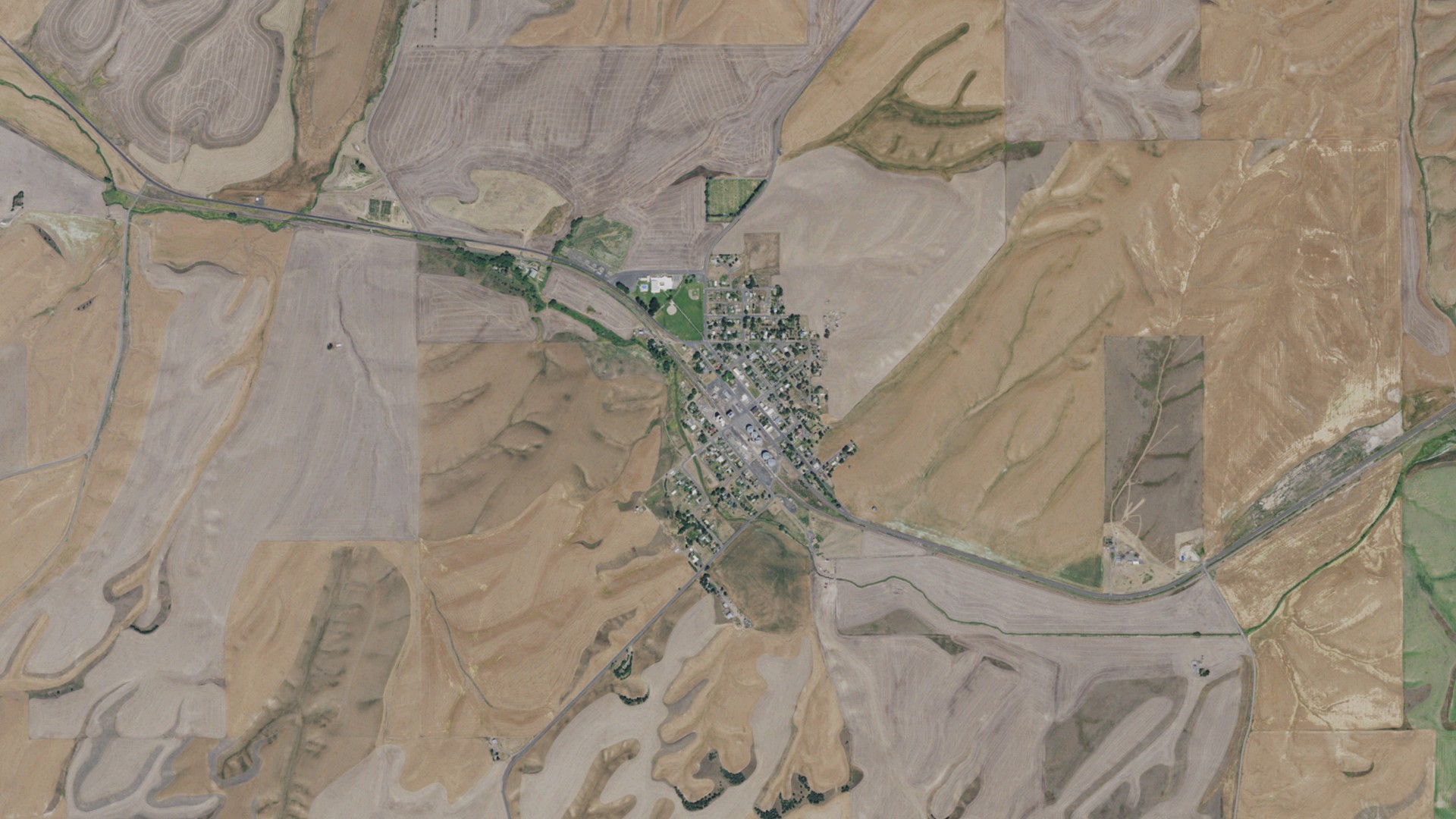 Natural-color aerial photograph of land around Endicott, Washington