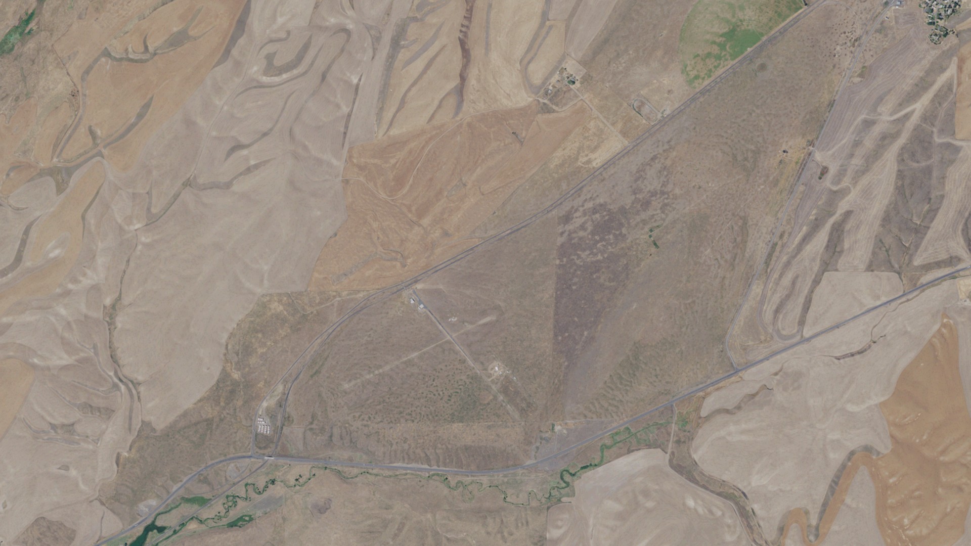 Natural-color aerial photograph of land around LaCrosse, Washington