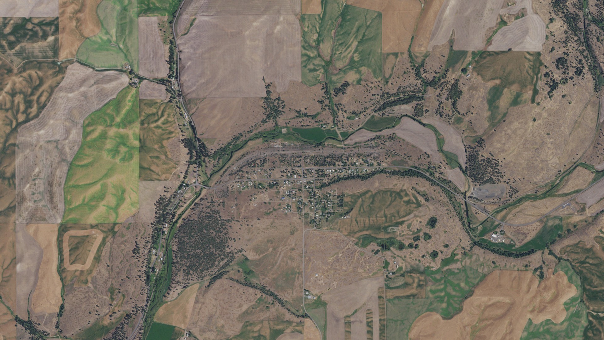 Natural-color aerial photograph of land around Malden, Washington