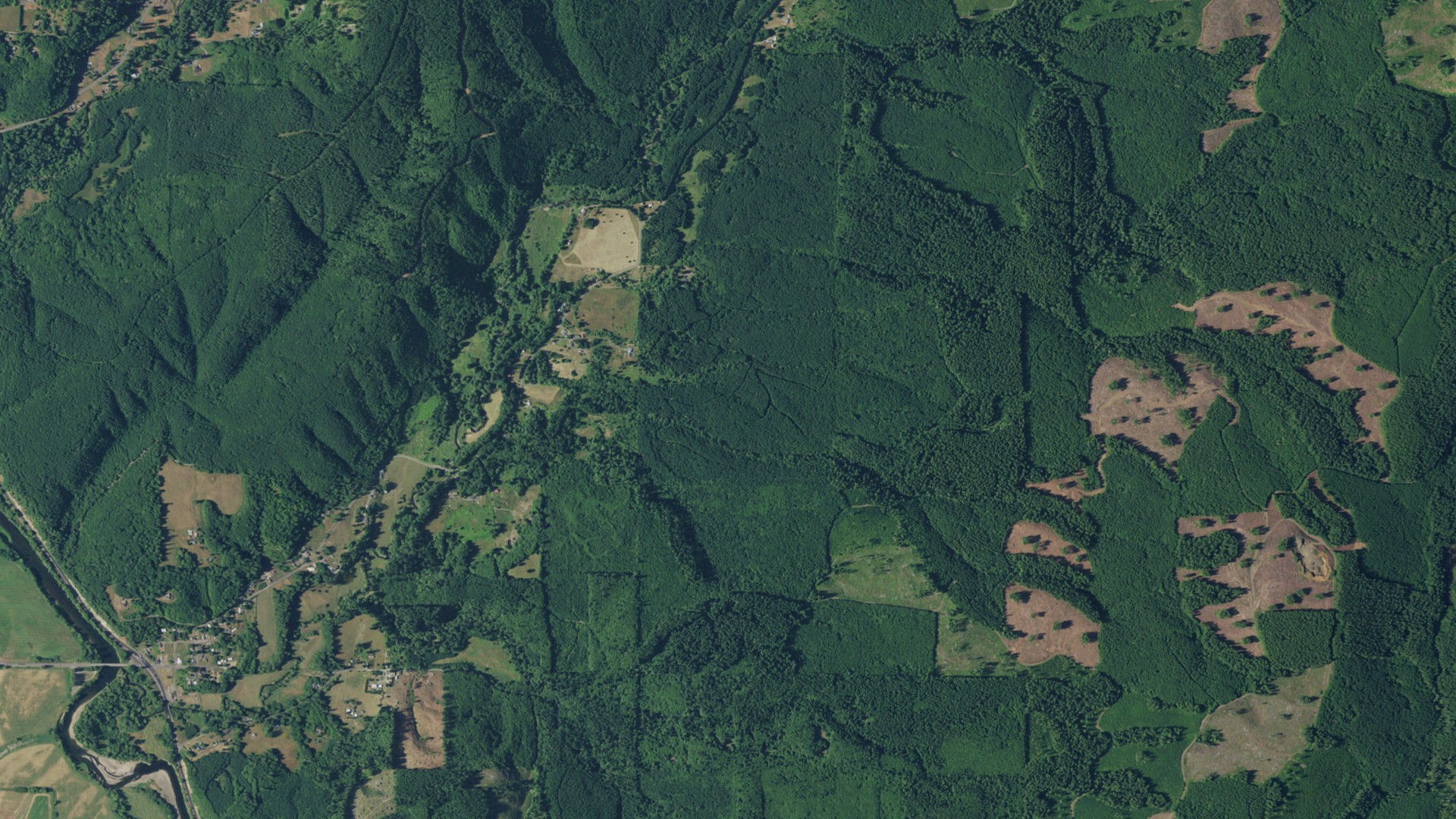 Natural-color aerial photograph of land around Porter, Washington