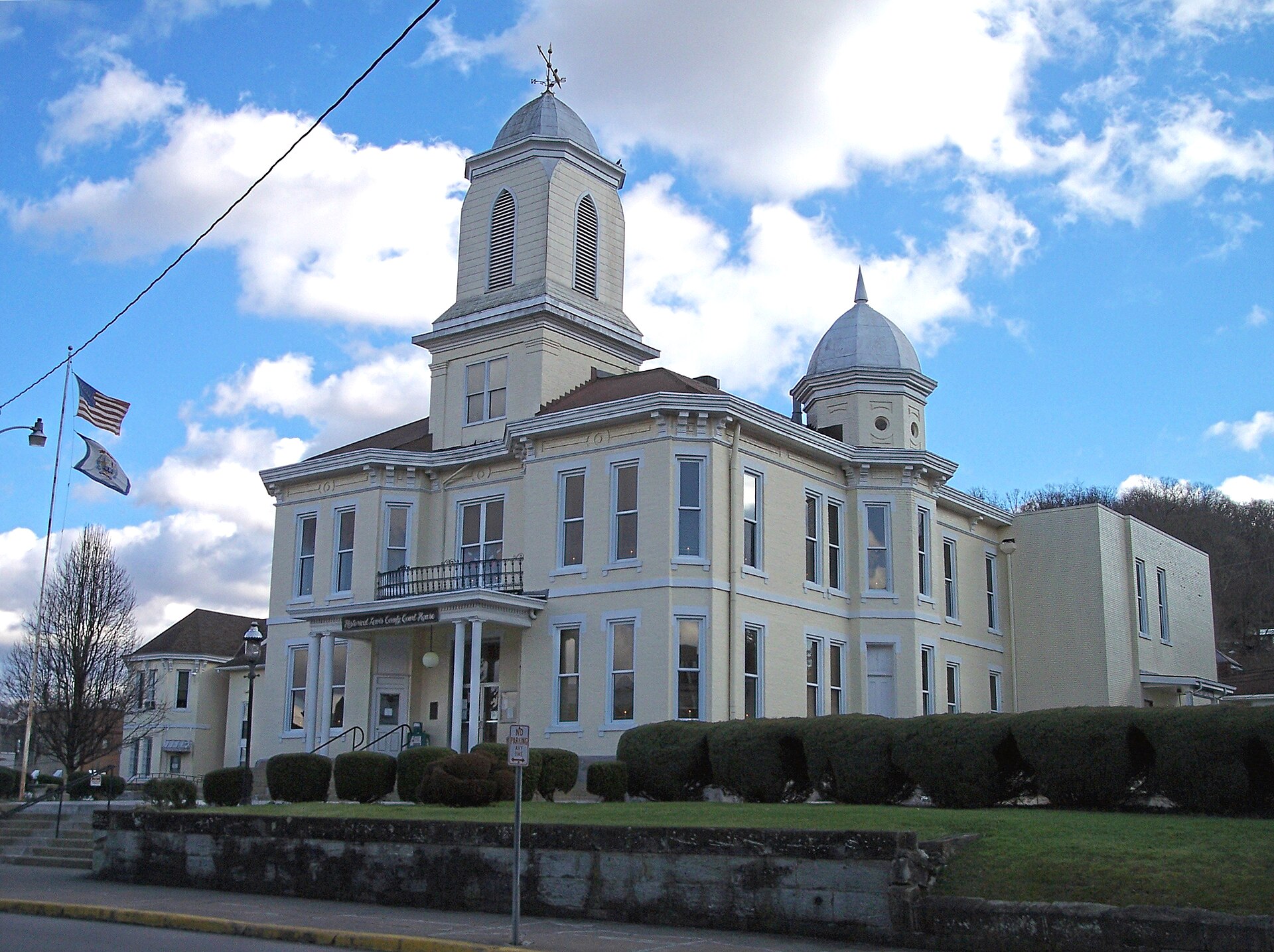 The Lewis County Courthouse in w:Weston, West Virginia