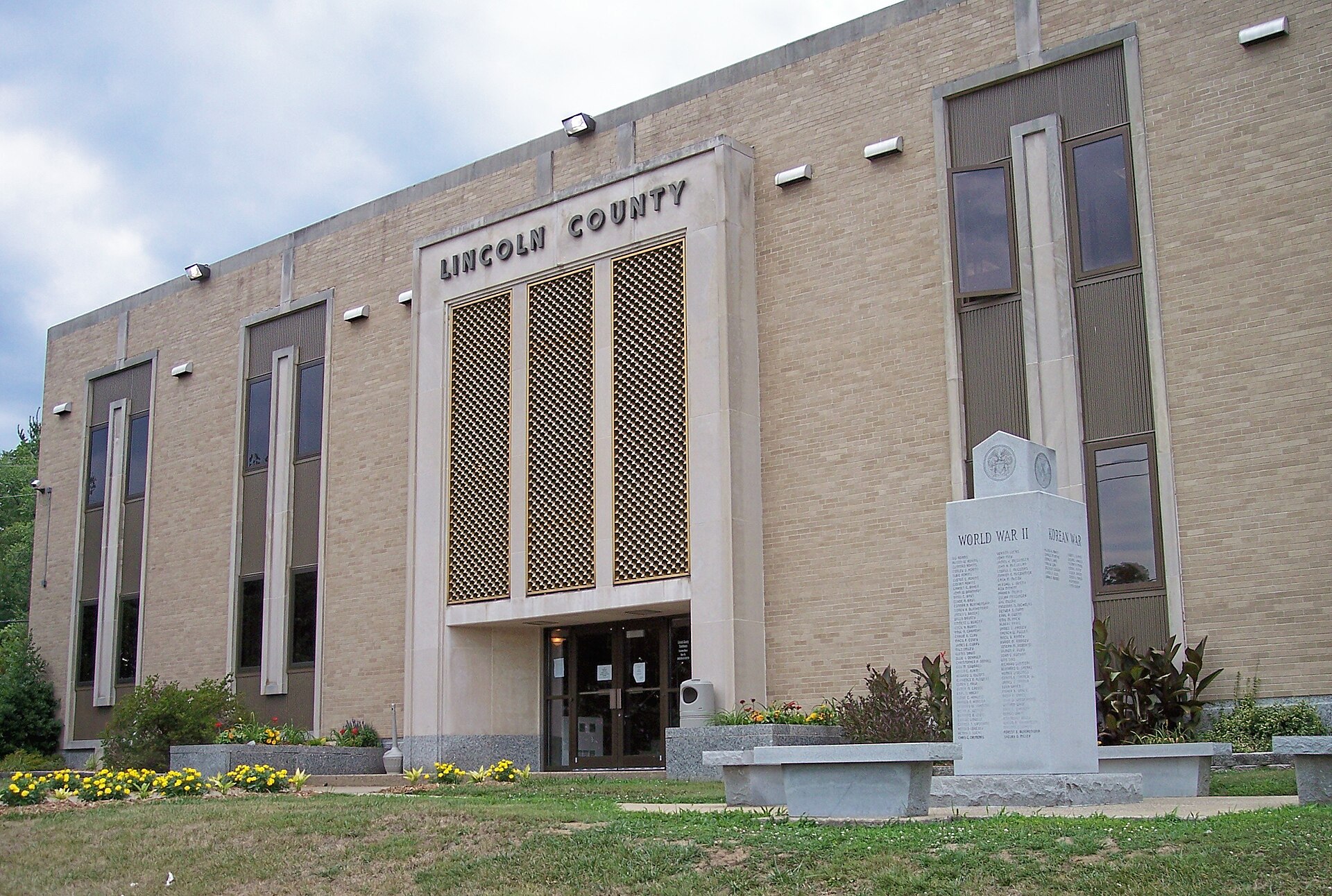 The Lincoln County Courthouse in w:Hamlin, West Virginia.