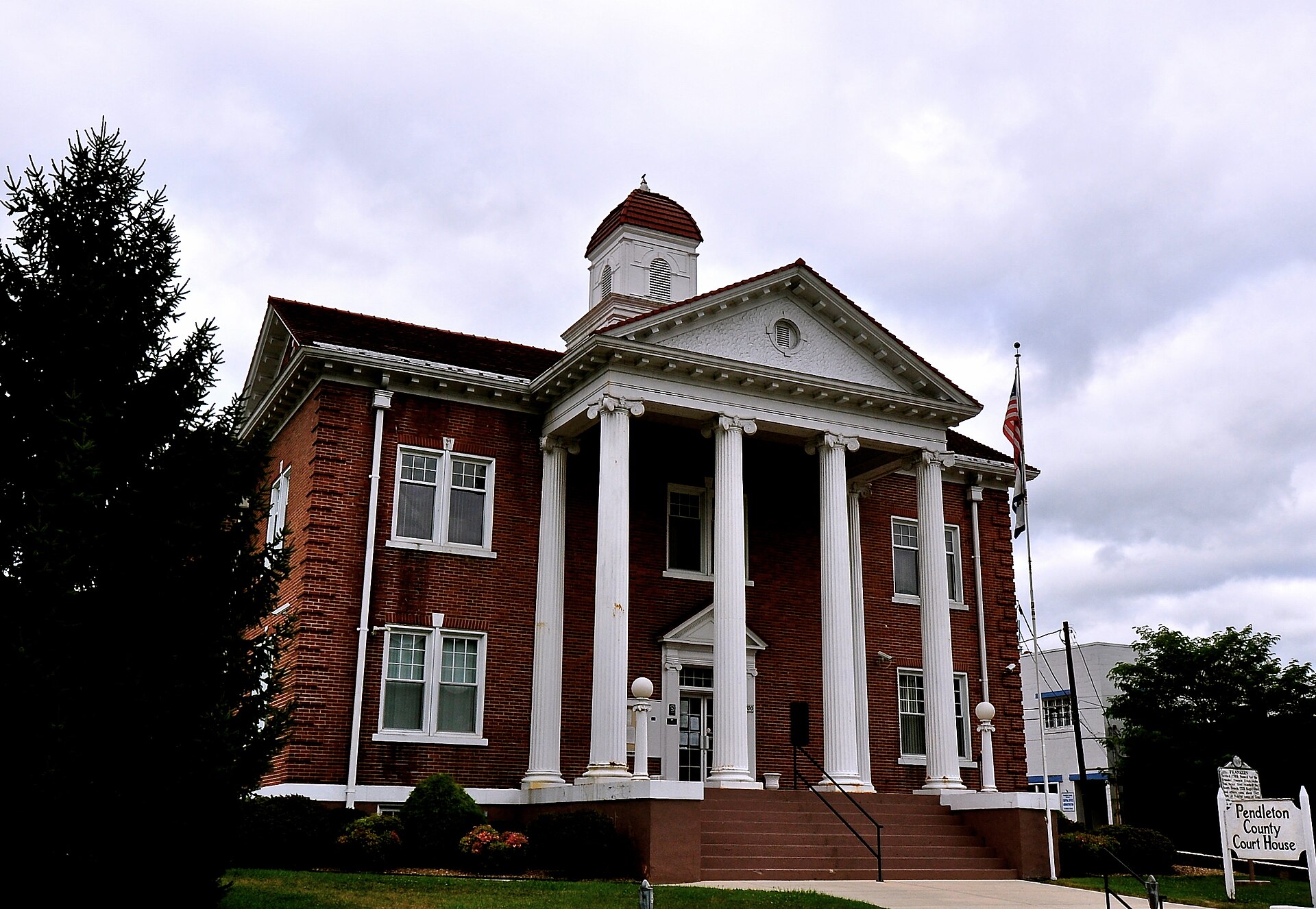 The county courthouse of Pendleton County, West Virginia. — Franklin, West Virginia