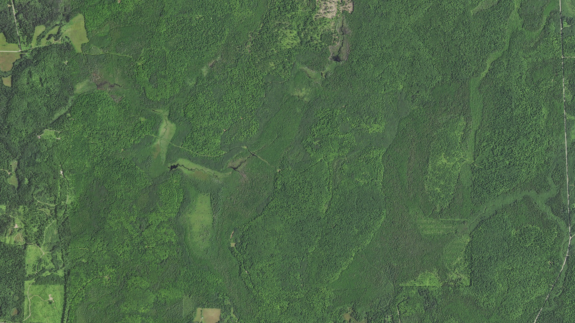 Natural-color aerial photograph of land around Agenda, Wisconsin