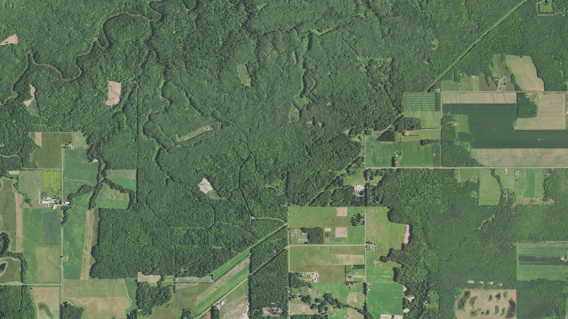 Natural-color aerial photograph of land around Kelly, Wisconsin